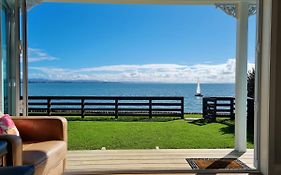 Red Rock Cottage, Beachfront Luxury